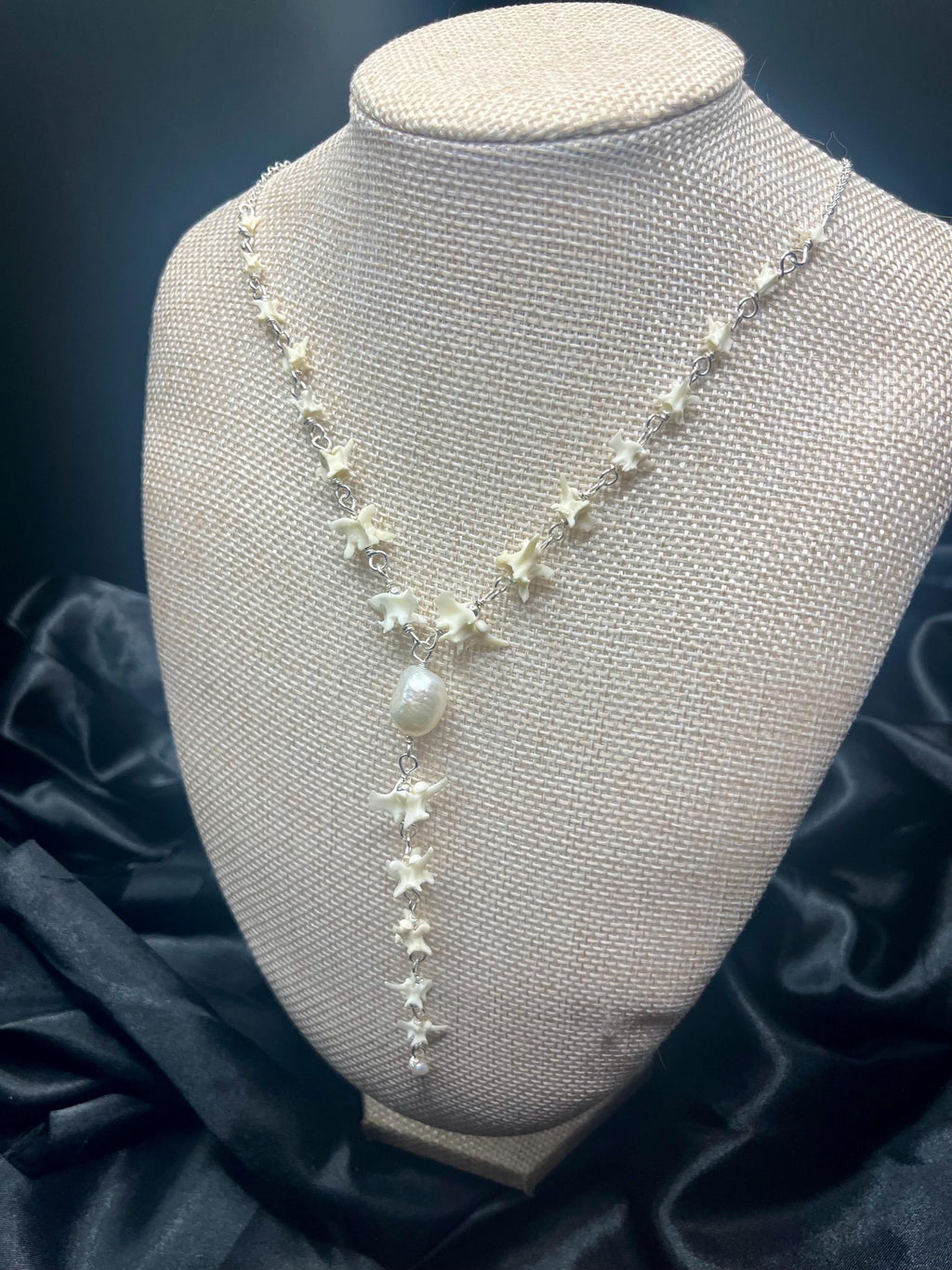 Graduated Rattlesnake Vertebrae Lariat Necklace with Freshwater Pearl, Sterling Silver, 17.25–18.5”