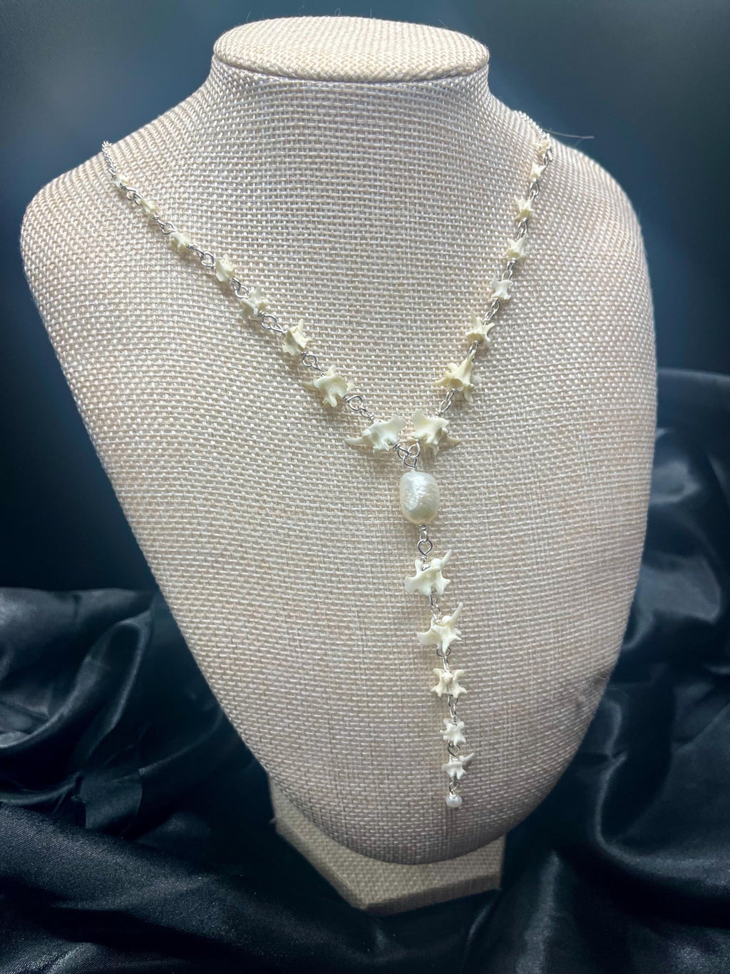 Graduated Rattlesnake Vertebrae Lariat Necklace with Freshwater Pearl, Sterling Silver, 17.25–18.5”